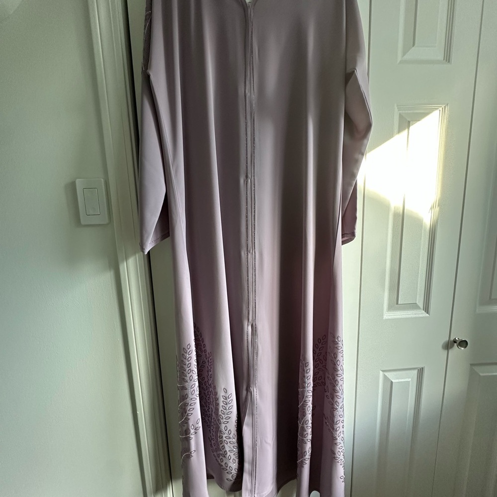Elegant Lavender Embroidered Kaftan / Abaya. Size 56, NWT